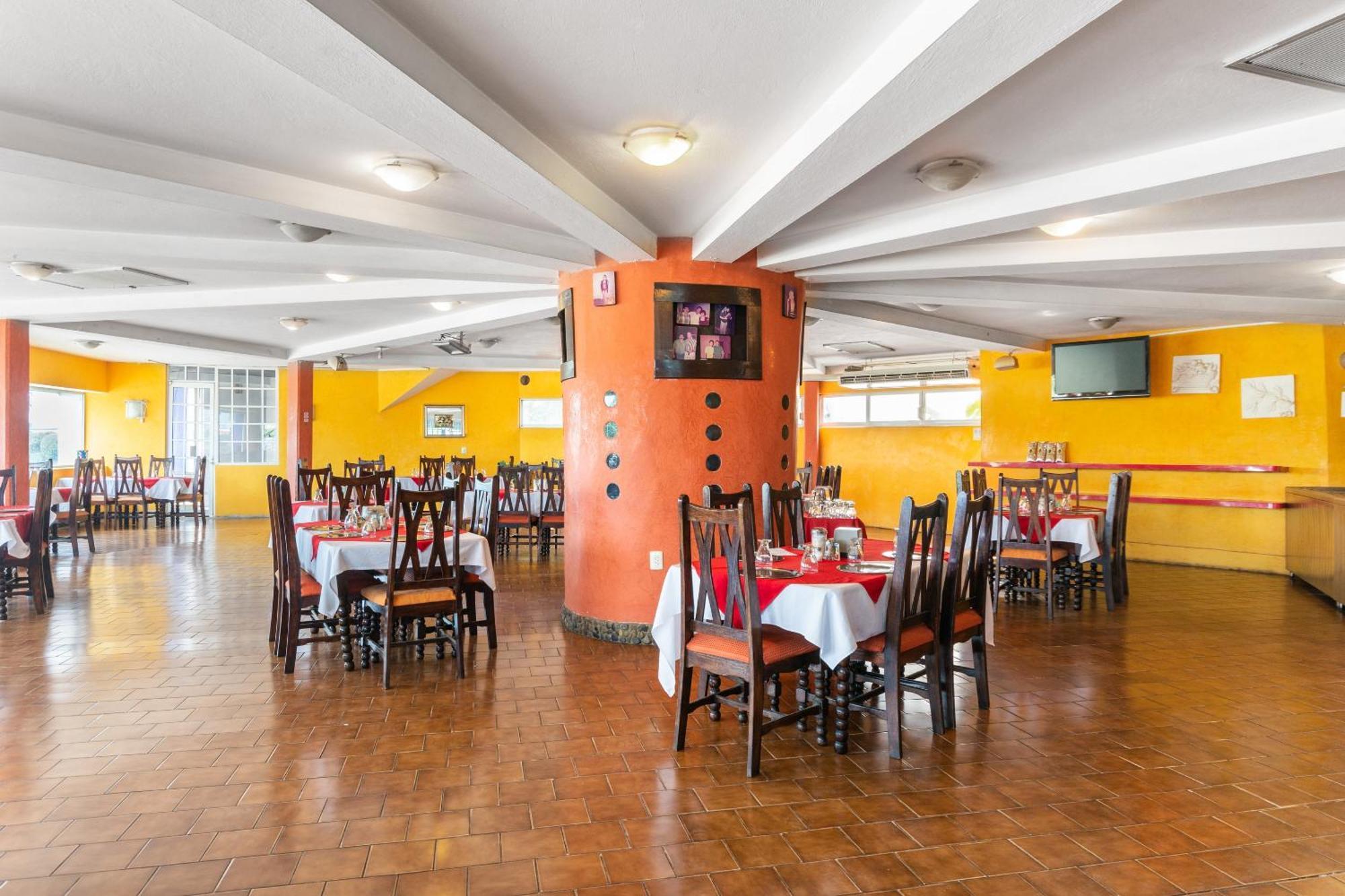 Oyo Hotel Casa Blanca มาร์ติเนซ เดอ ลา ทอเร ภายนอก รูปภาพ