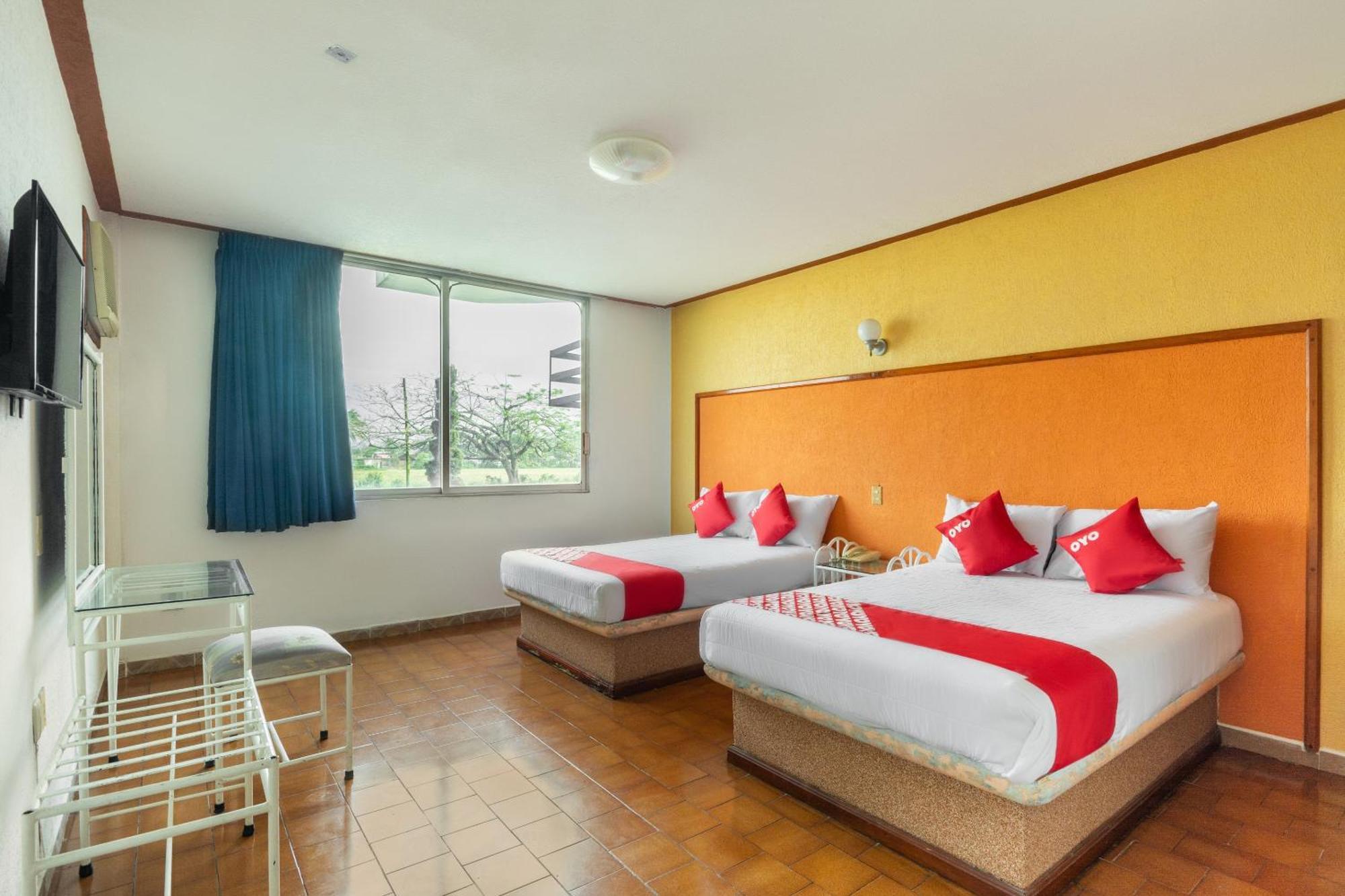 Oyo Hotel Casa Blanca มาร์ติเนซ เดอ ลา ทอเร ภายนอก รูปภาพ