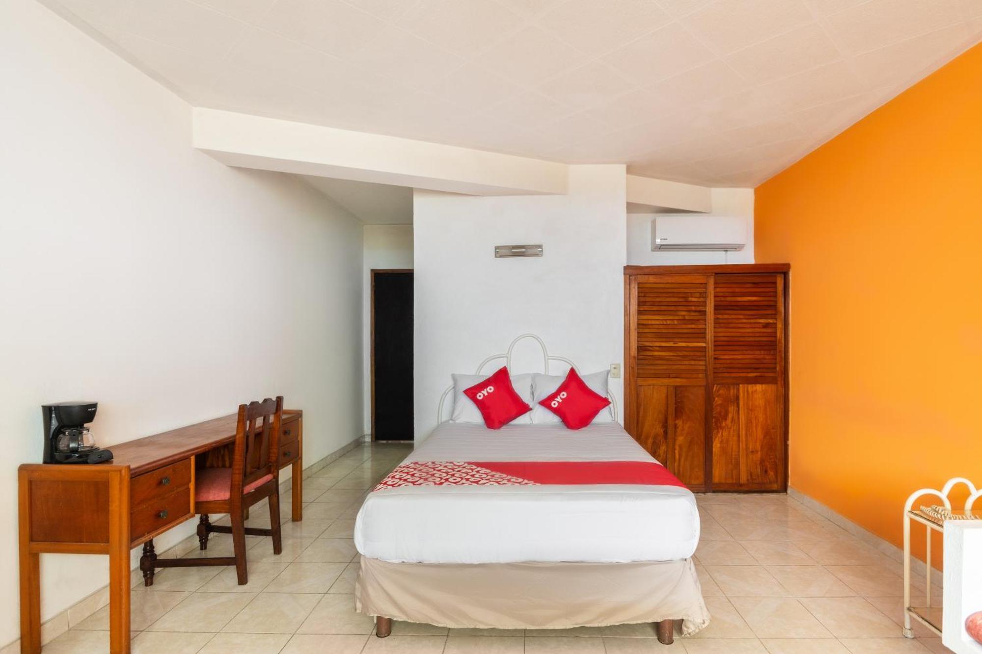 Oyo Hotel Casa Blanca มาร์ติเนซ เดอ ลา ทอเร ภายนอก รูปภาพ