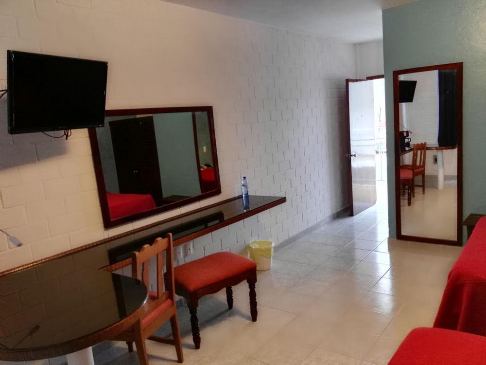 Oyo Hotel Casa Blanca มาร์ติเนซ เดอ ลา ทอเร ภายนอก รูปภาพ