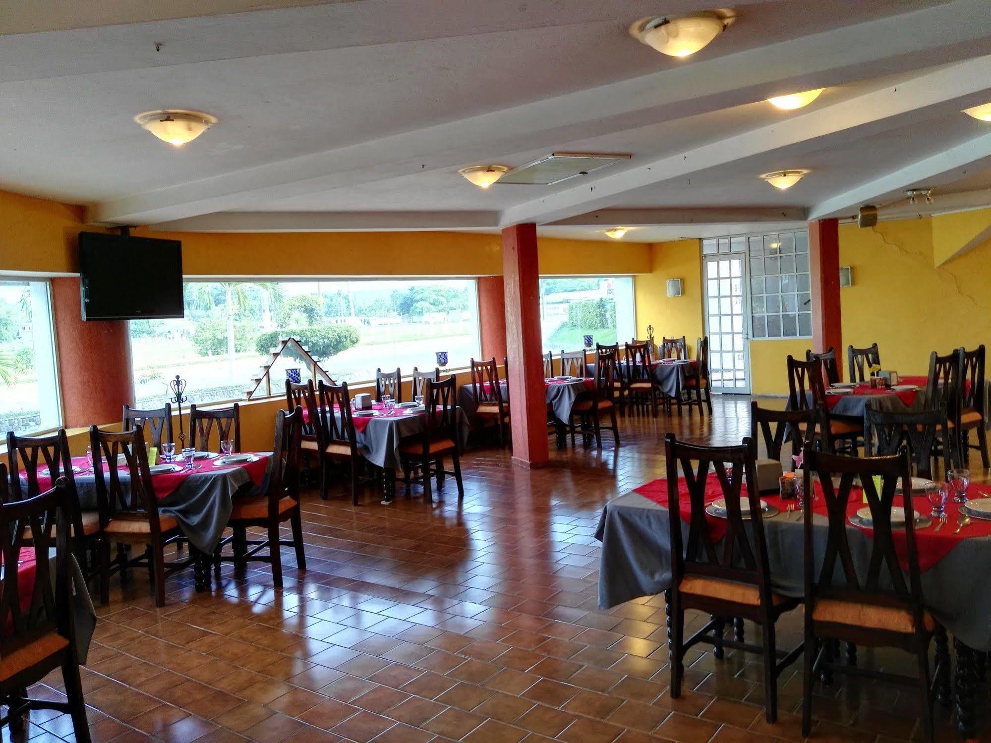 Oyo Hotel Casa Blanca มาร์ติเนซ เดอ ลา ทอเร ภายนอก รูปภาพ